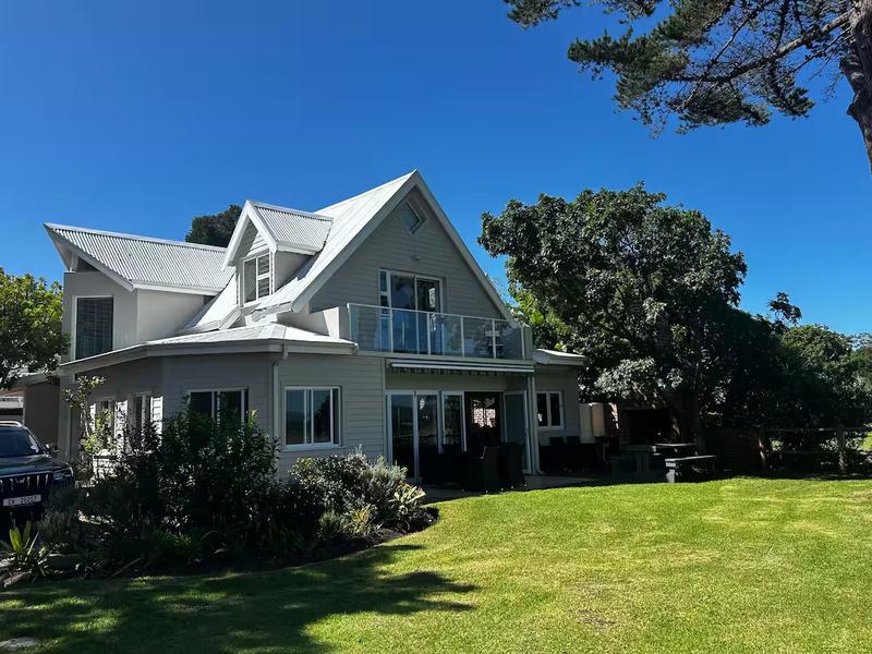 To Let 4 Bedroom Property for Rent in Keurbooms River Western Cape